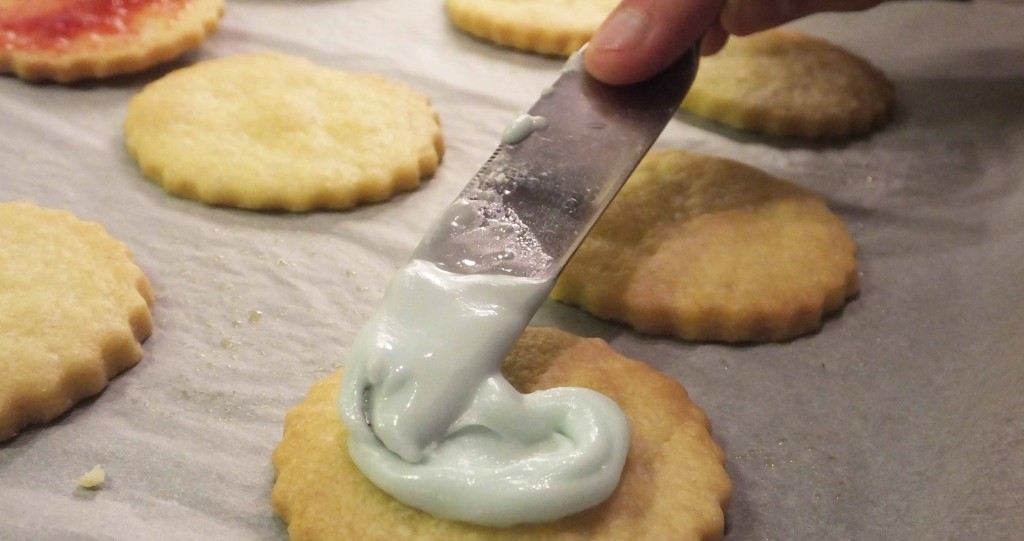 Icing your German biscuits - Pikalily food blog