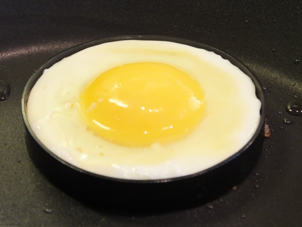 Perfect Fried Egg - Pikalily Food Blog