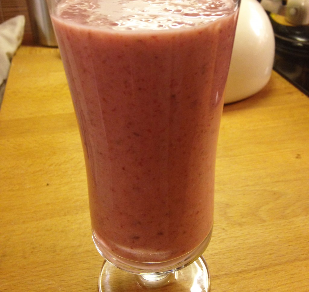 strawberry banana flaxseed goji berries smoothie - Pikalily food blog