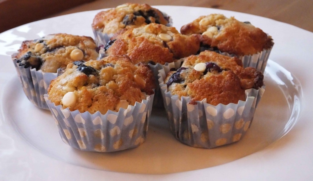 white chocolate blueberry muffins - Pikalily food blog