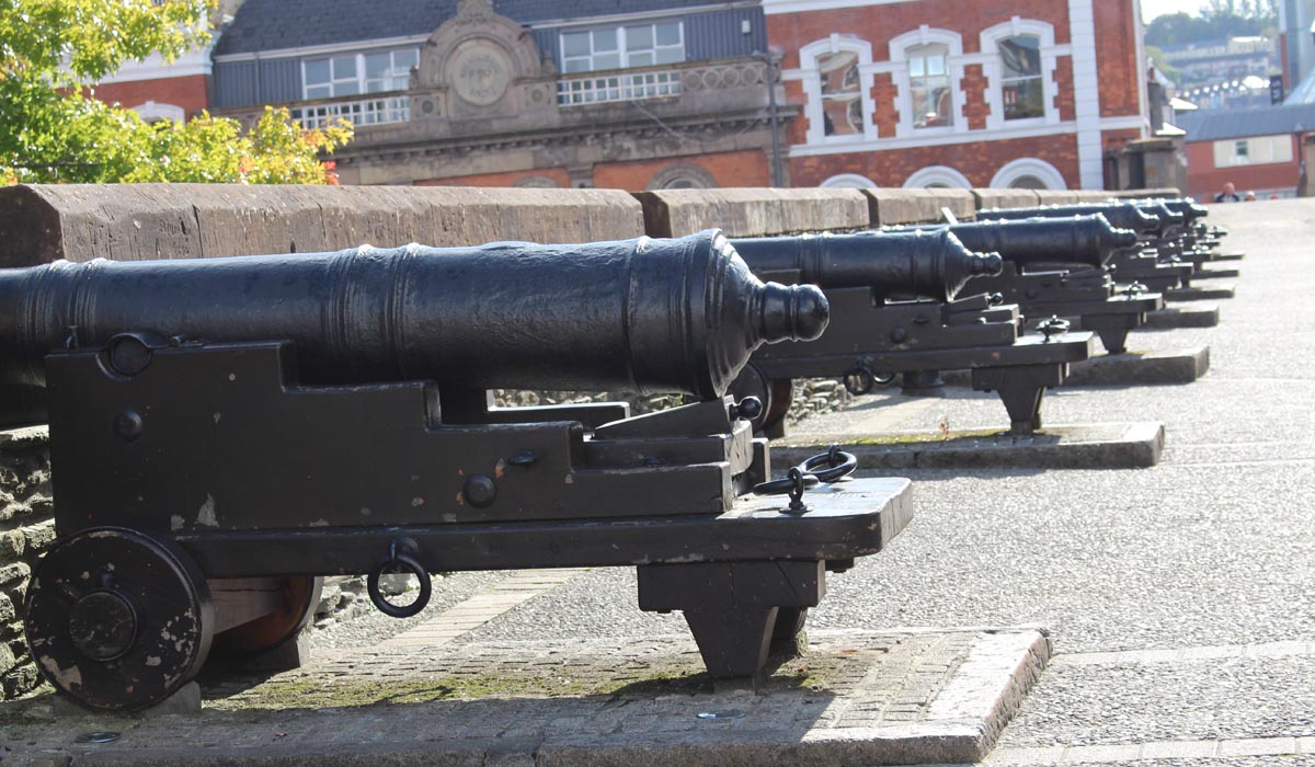 Derry walls and cannons - Pikalily Travel Blog
