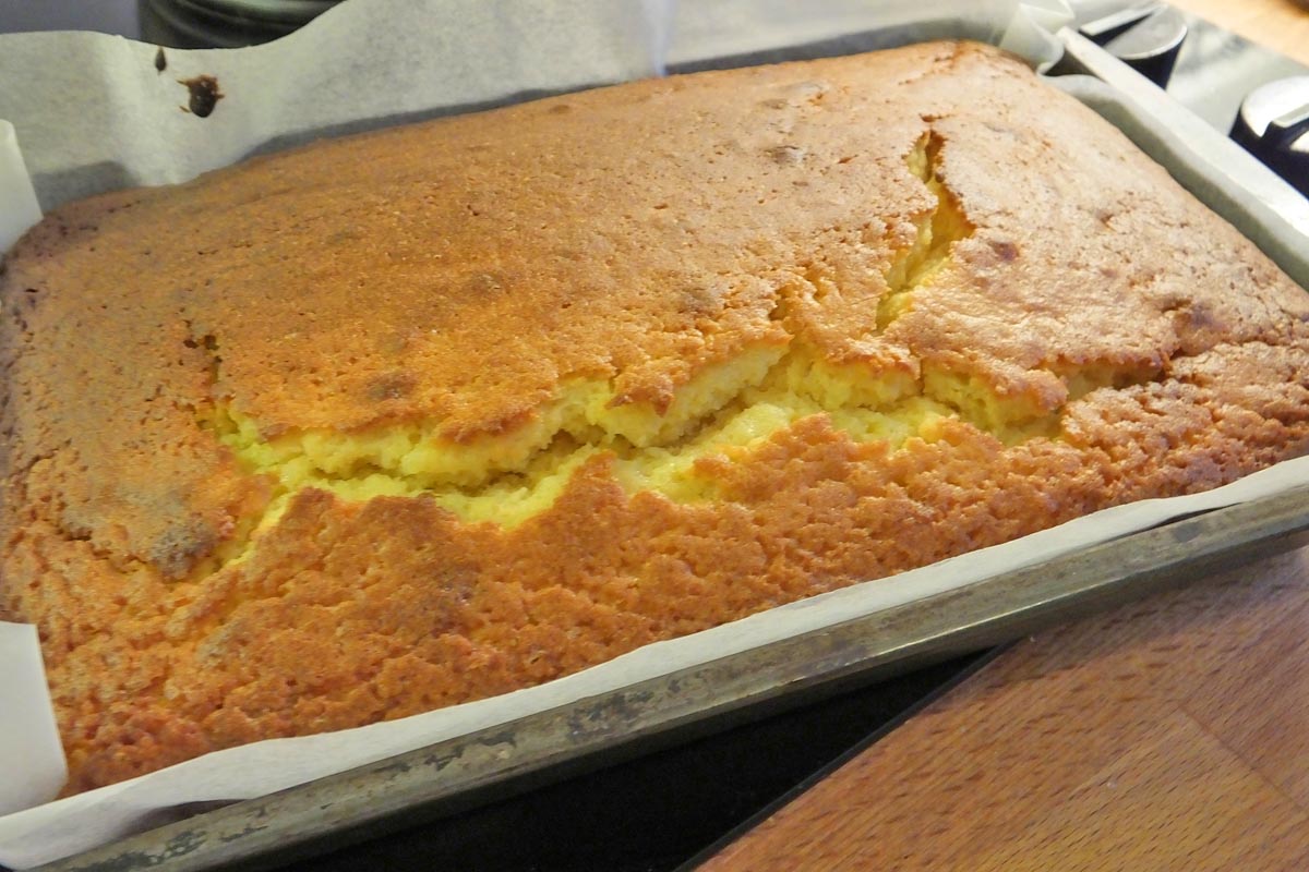 Baking lime passion fruit drizzle cake - Pikalily food blog