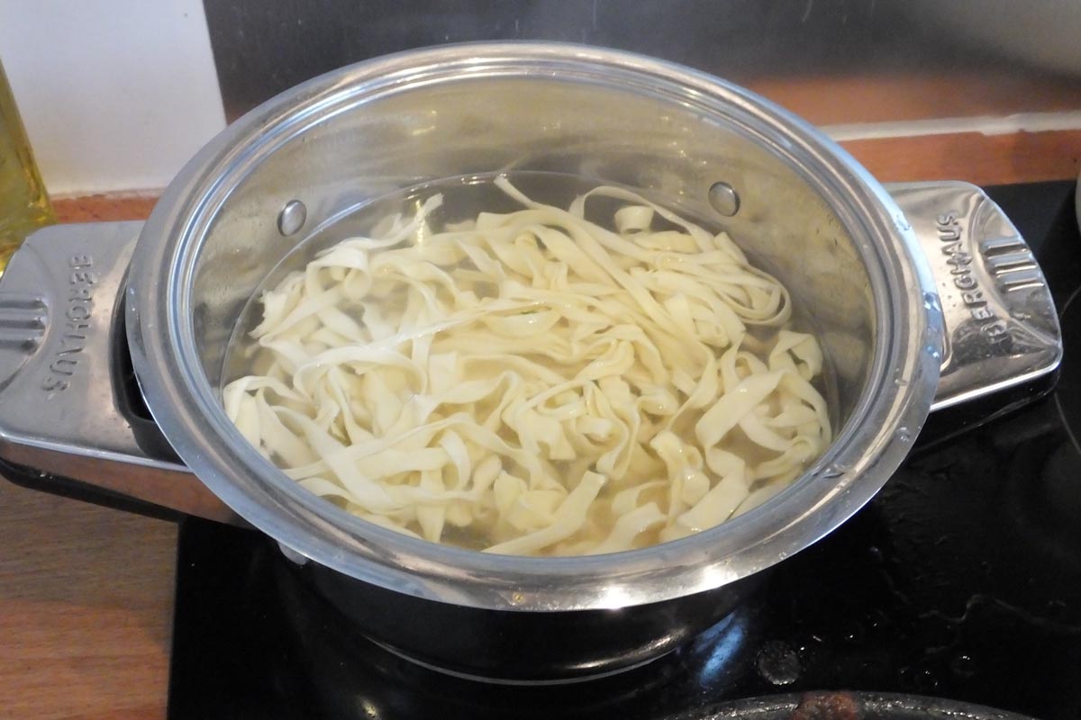 Cooking tagliatelle pasta - Pikalily food blog