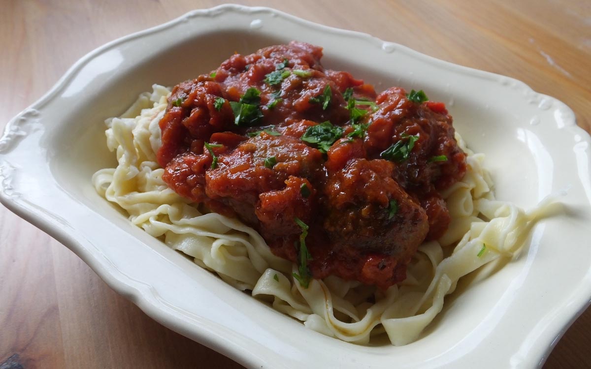 Homemade tagliatelle pasta and meatballs - Pikalily food blog