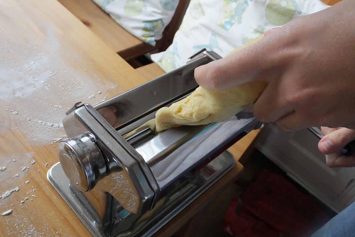 Rolling pasta in machine - Pikalily food blog