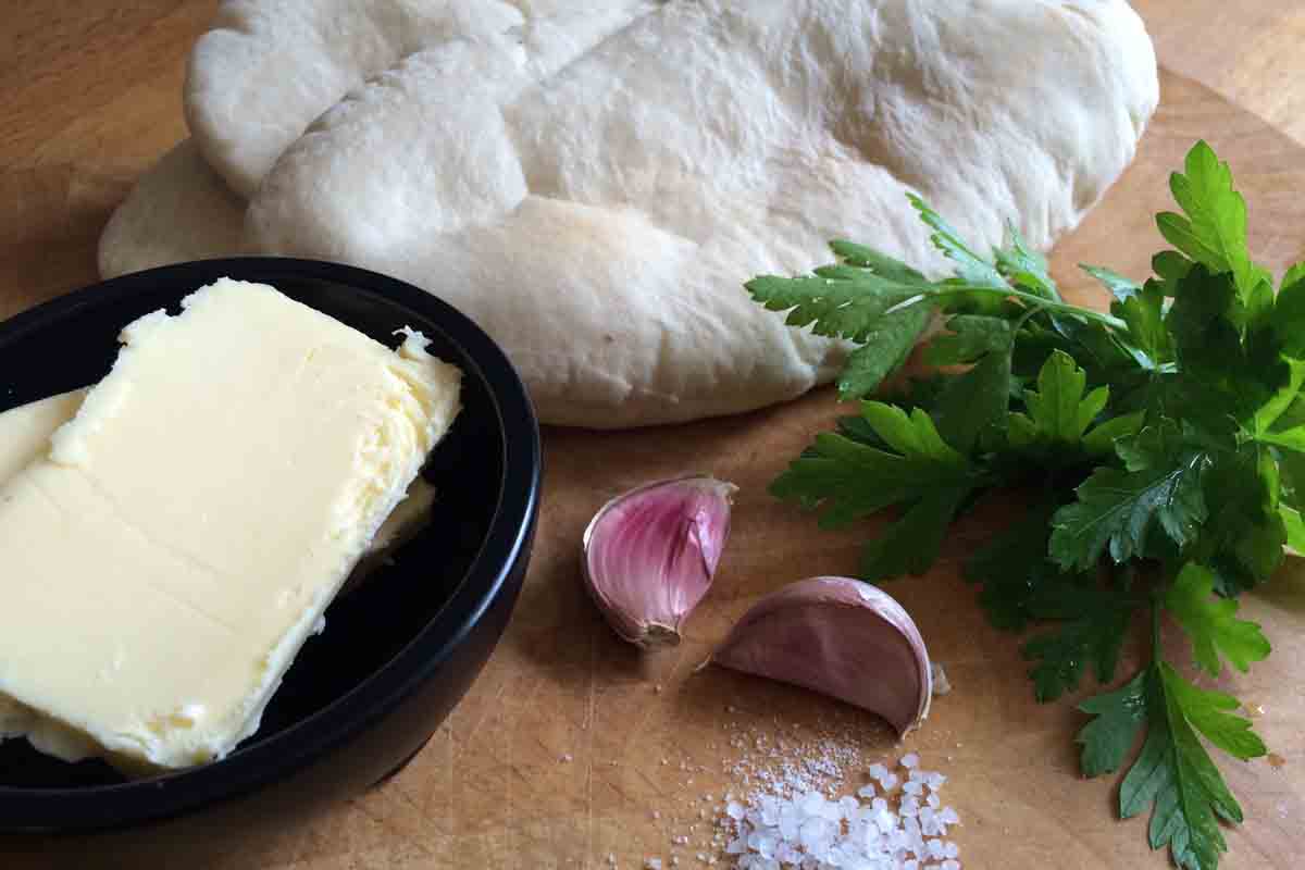 Ingredients garlic pitta bread - Pikalily food blog