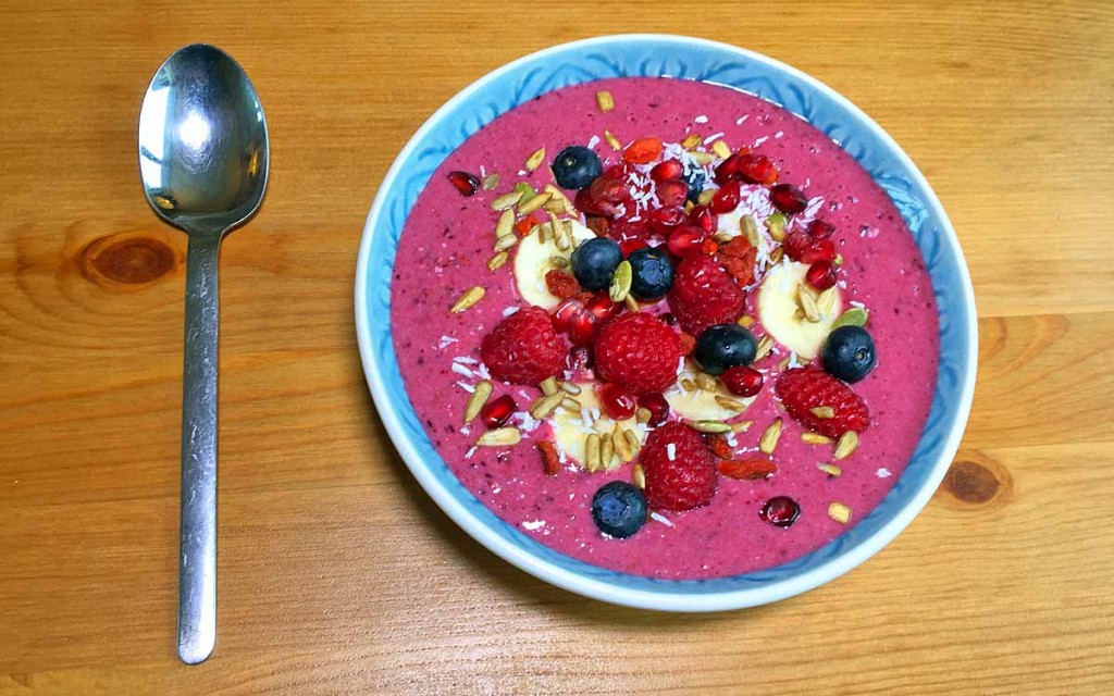 Mixed berry smoothie bowl recipe - Pikalily food blog
