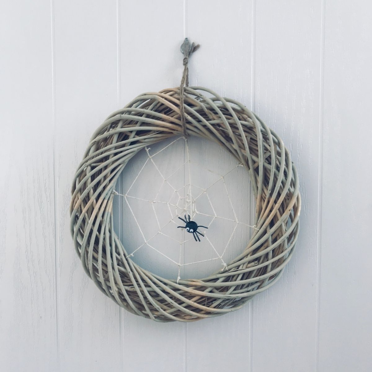 Halloween Craft Ideas - Spider Web Wreath Ideas - Pikalily Blog