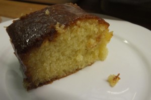 Slice lemon drizzle cake - Pikalily food blog