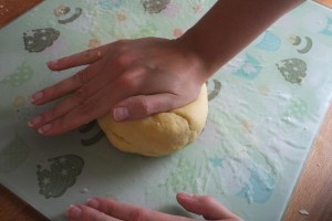 Rolling tagliatelle pasta - Pikalily food blog