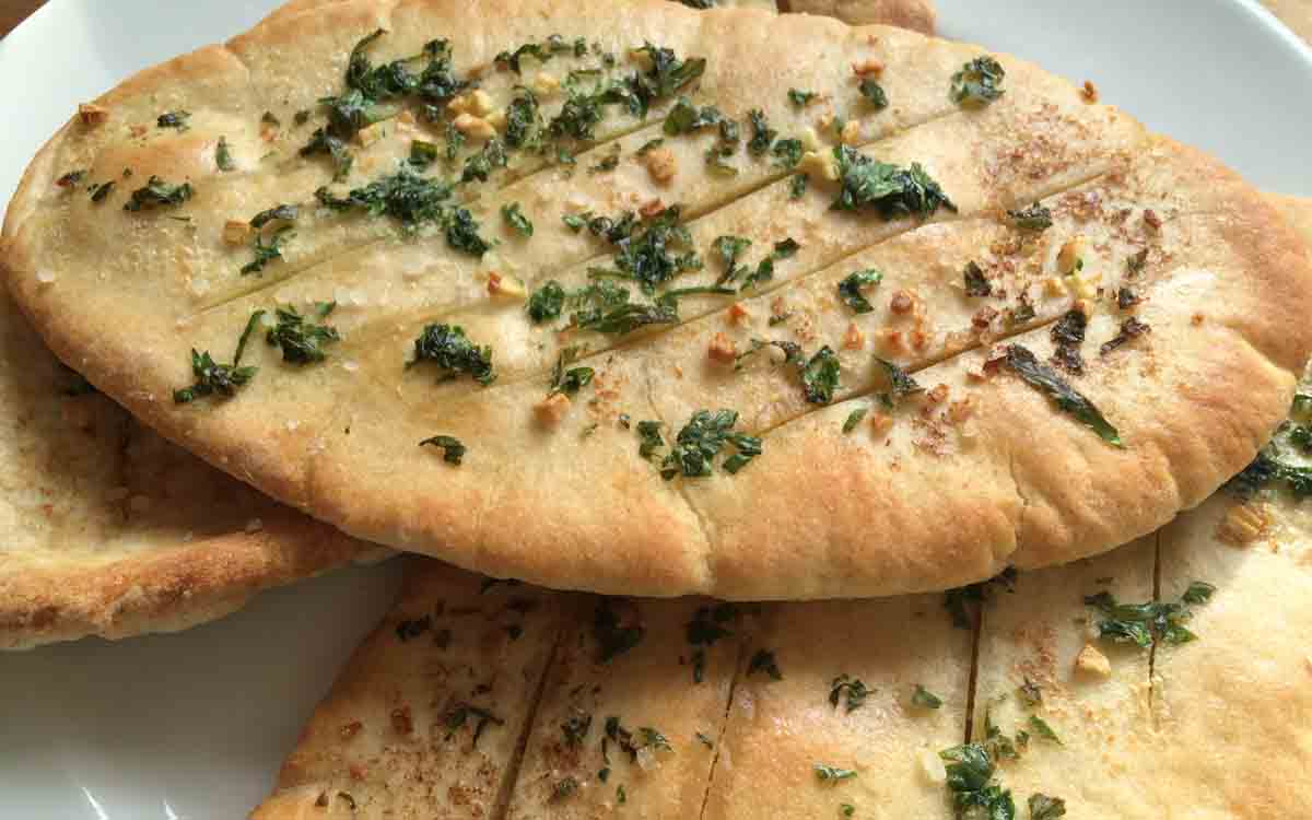 Quick and easy garlic pitta bread - Pikalily food blog